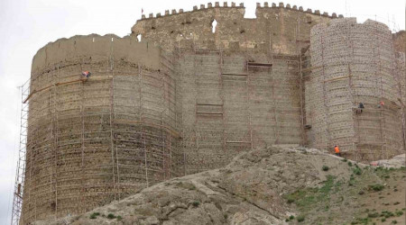 'Kartal yuvası'na benzeyen Hoşap Kalesi'nde restorasyona başlandı