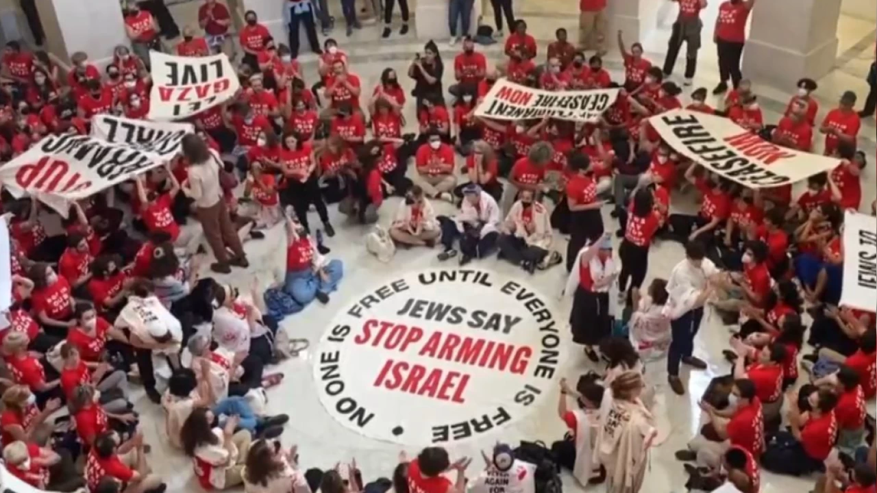 Katile ve katili alk��layanlara dev protesto