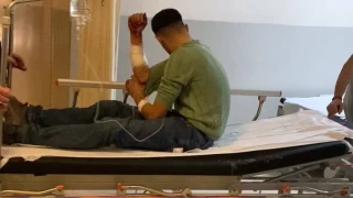 Kavga edenleri ayırmak isterken bıçakla yaralandı