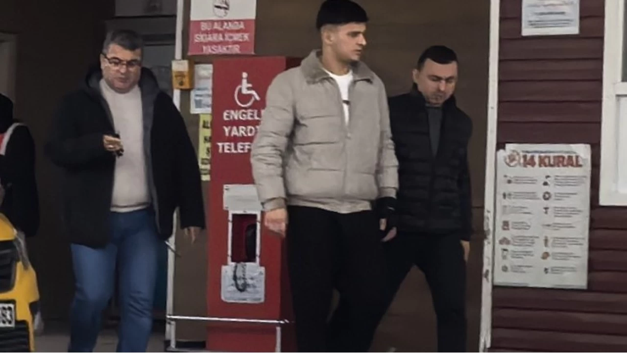 Kavgayı ayırmaya çalışan genç bıçaklandı