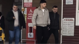 Kavgayı ayırmaya çalışan genç bıçaklandı