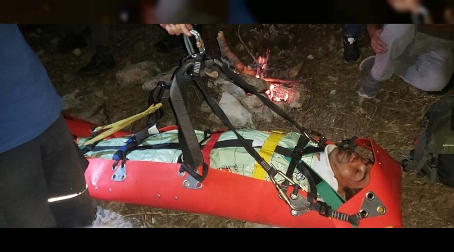 Kayalıktan düşen çoban helikopterle kurtarıldı