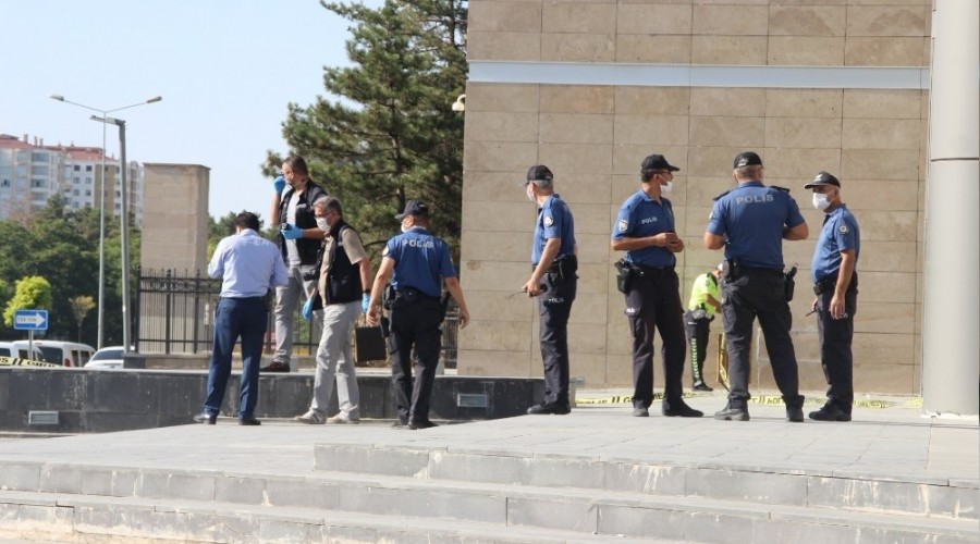 Kayseri'de Blge Adliye Mahkemesi nnde hareketli dakikalar