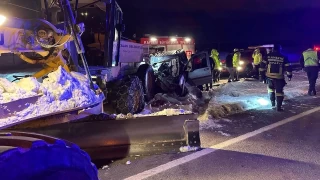 Kayseri'de hafif ticari araç, iş makinesine çarptı: 1'i ağır 2 yaralı