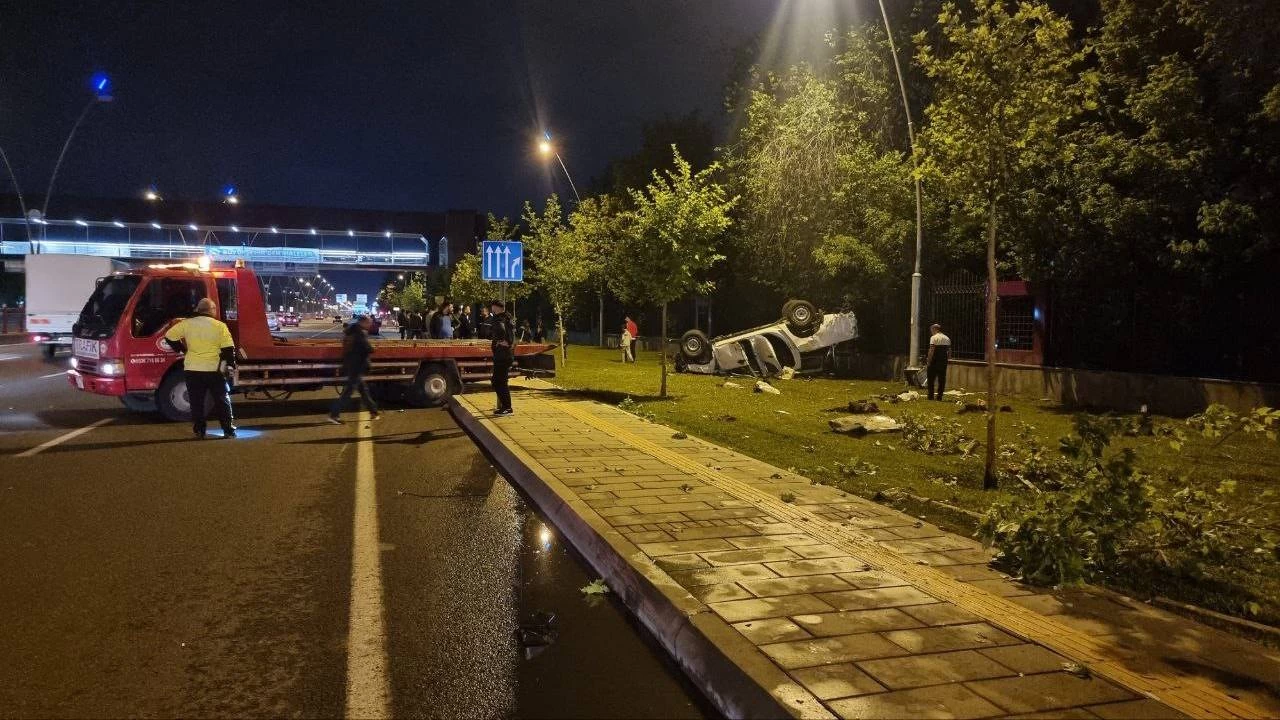 Kaza yapan araçlar takla attı, ortalık savaş alanına döndü: 3 yaralı