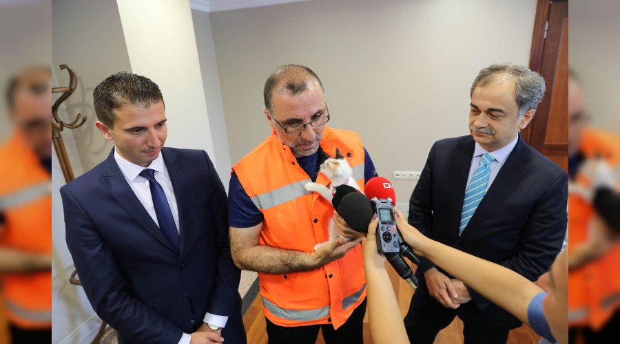 Kediyi kurtaran işçi ödüllendirildi