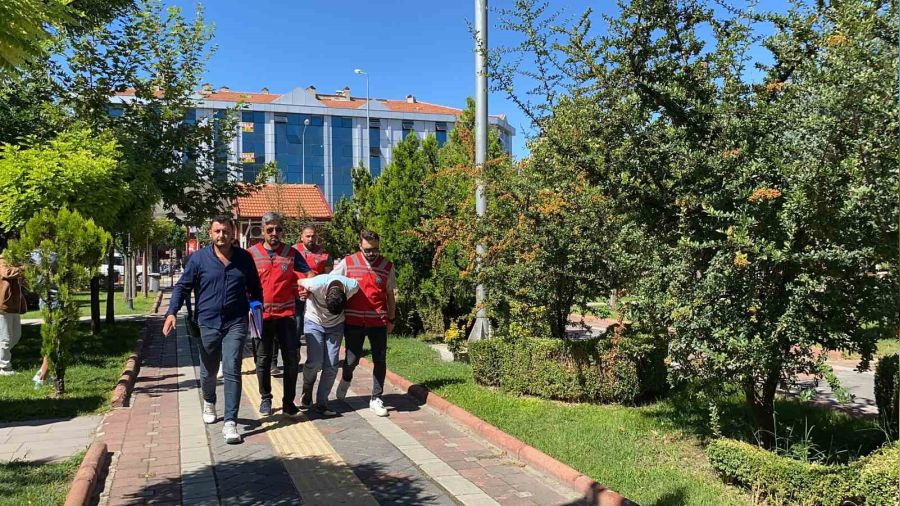 Kendilerini 'polis' olarak tan�t�p 1,7 milyon lira doland�rd�lar