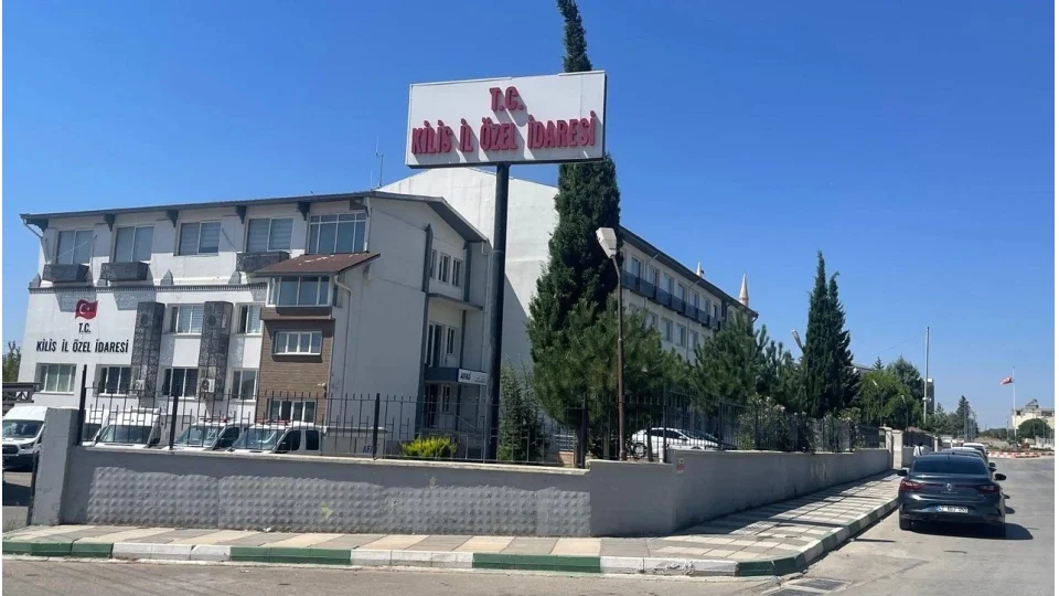 Kilis'te kamu ihalesine fesat kar��t�rma, r��vet ve zimmet iddialar�na y�nelik soru�turmada 3 ki�i tutukland�