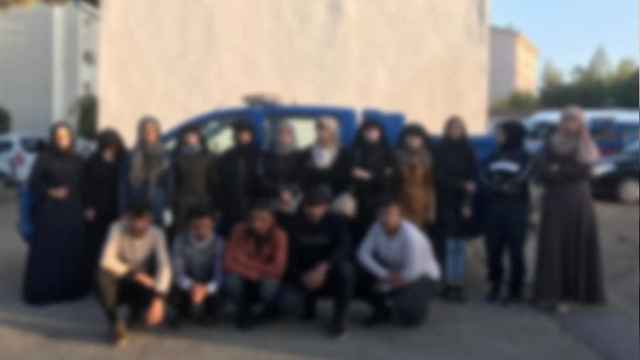 Kilis'te metruk binada 16 düzensiz göçmen yakalandı