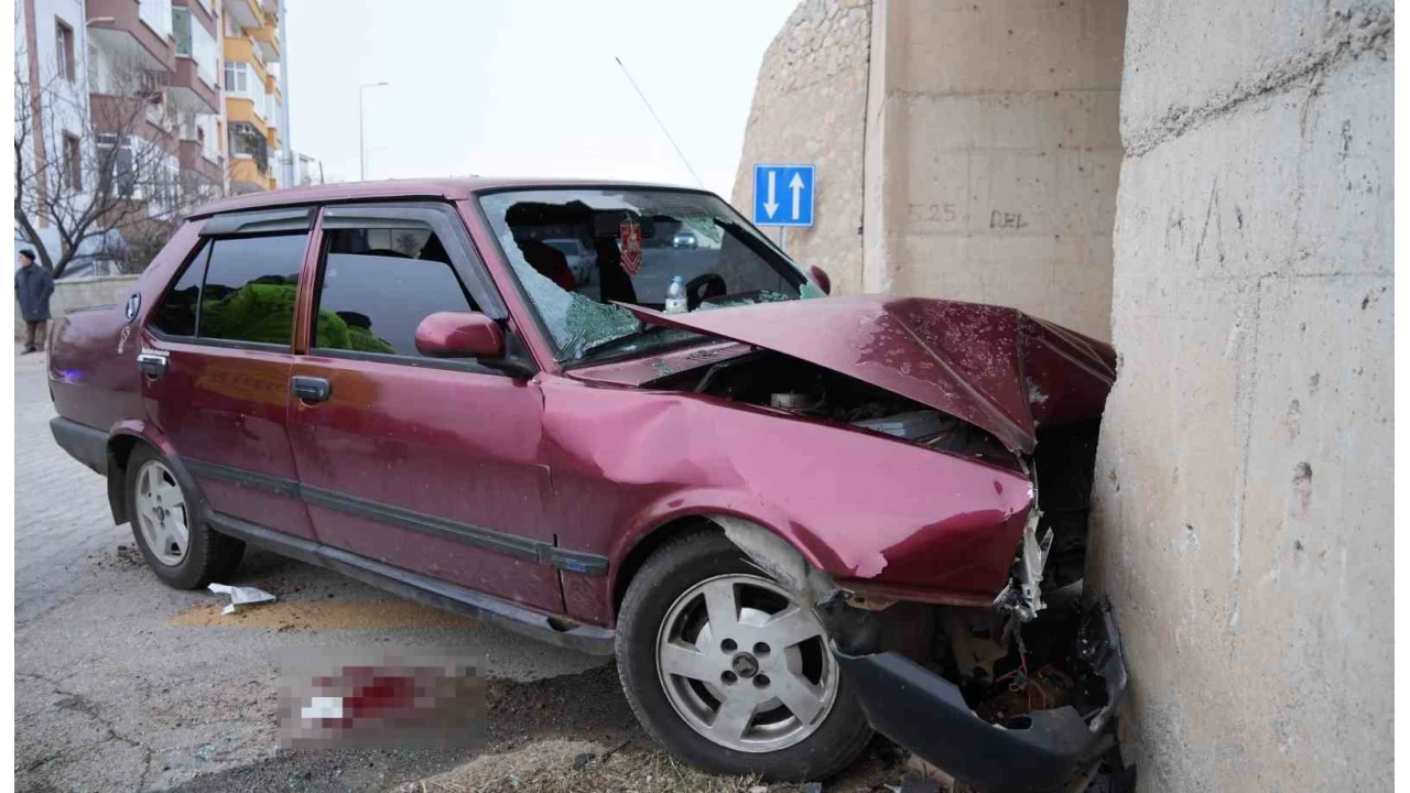 K�r�kkale'de otomobil beton duvara �arpt�: 2 a��r yaral�