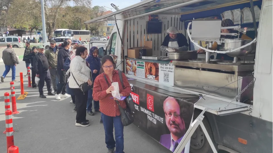 K�rklareli sokaklar�nda Prof. Dr. Haydar Ba� i�in lokma ve fikir bulu�mas�