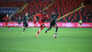 K�rm�z� kartlar�n u�u�tu�u ma�ta Gaziantep FK, Kocaelispor'u tek golle yendi