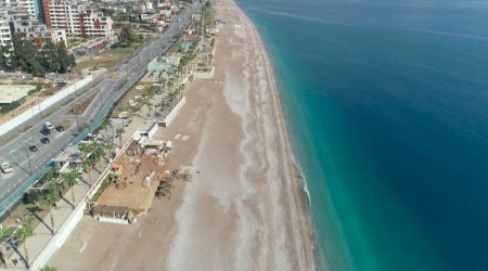 Kısıtlamalar sebebiyle berraklaşan Konyaaltı sahili
