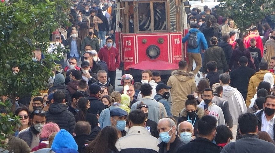 Kısıtlamasız cumartesi gününde insanlar sahillere ve meydanlara akın etti