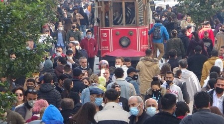 Kısıtlamasız cumartesi gününde insanlar sahillere ve meydanlara akın etti