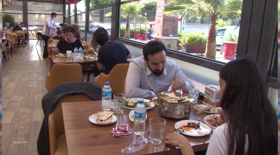 K�s�tlamas�z cumarteside restoran ve kafeler tercih edildi