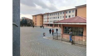 K�z ��rencilerine cinsel organ�n�n foto�raf�n� g�nderen tacizci ��retmen tutukland�