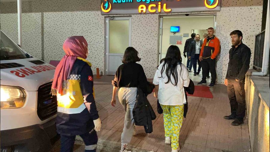 K�z yurdunda kalan ��renciler zehirlenme ��phesi ile hastaneye kald�r�ld�