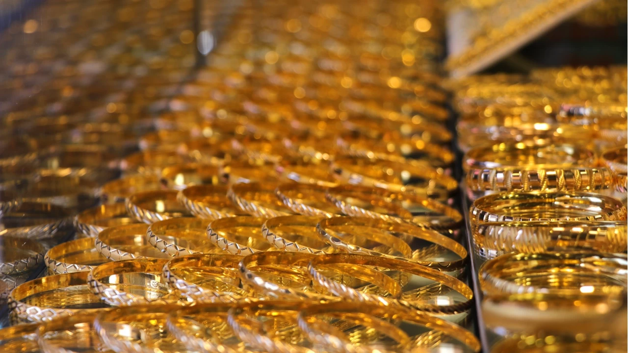 K�z� s�rpriz yap�nca annenin 500 bin TL'lik alt�n� ��pe gitti