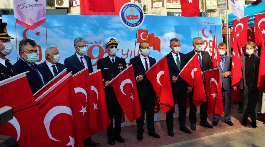 Sokaklar kırmızı beyaza büründü