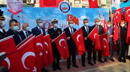 Sokaklar kırmızı beyaza büründü