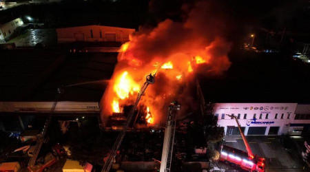 Kocaeli'de bir iş yerinde yangın çıktı, ekiplerin alevlere müdahalesi sürüyor