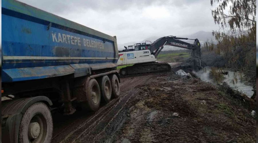 Kocaeli'de dereye dökülen 40 ton atık kaldırıldı