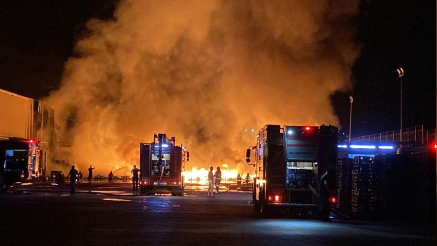 Kocaeli'de zincir marketin deposunda b�y�k yang�n