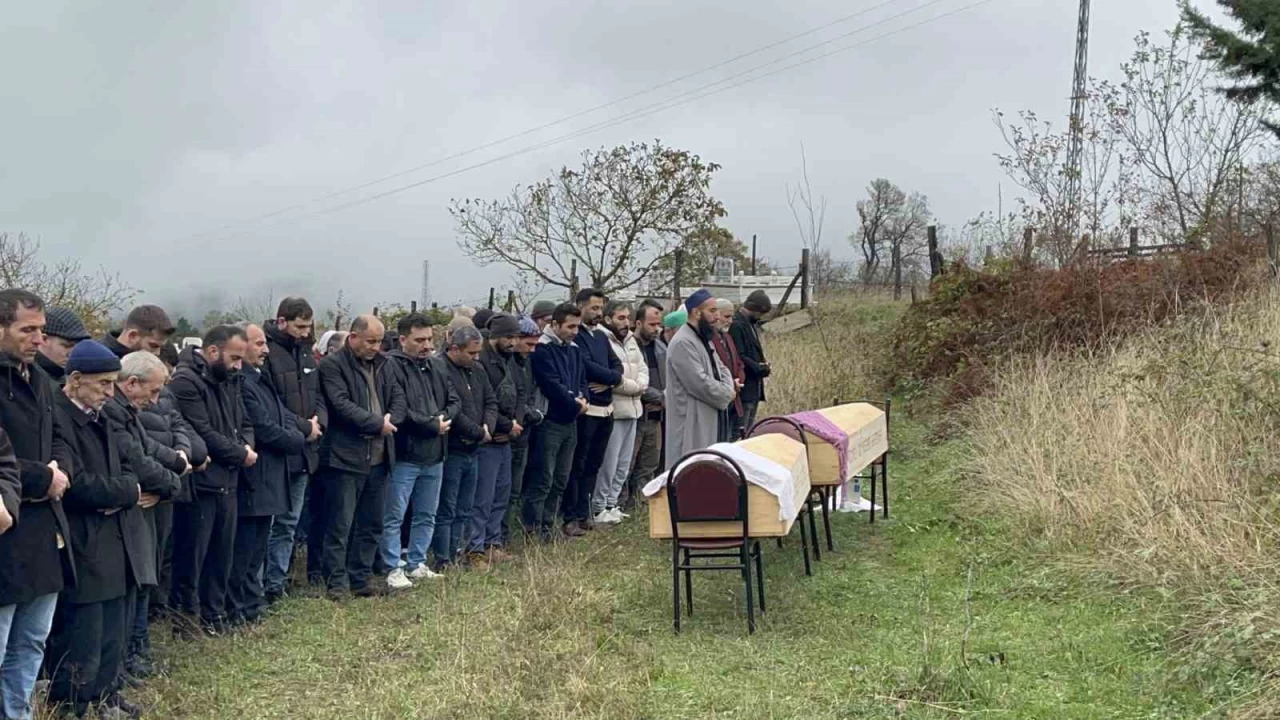 Kocaeli'deki aile katliamında ölen anne ile oğlu Sinop'ta toprağa verildi