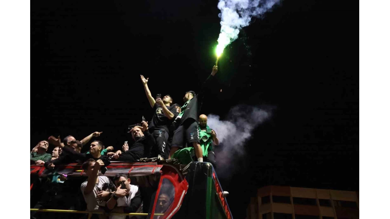 Kocaelispor'da futbolcular şampiyonluğu taraftara armağan etti