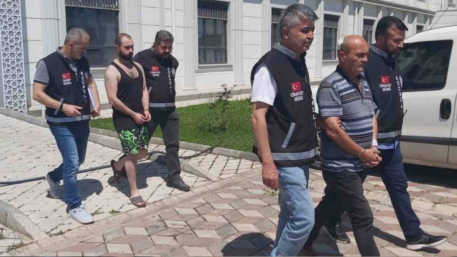 Kom�ular�n� baltayla yaralayan baba ve o�ul tutukland�