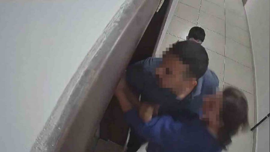 Kom�usunu d�vmek i�in, boks�r arkada��n� �a��rd�