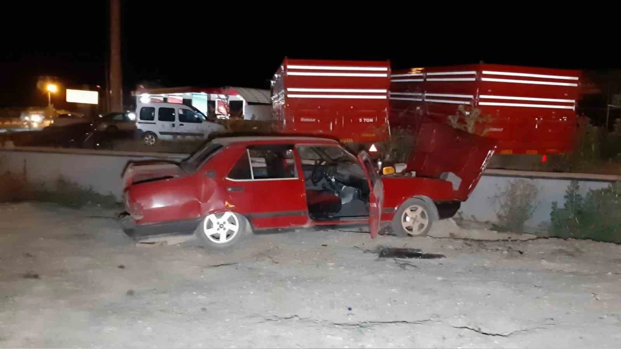 Kontrolden ��kan otomobil duvara �arpt�: 1 �l�