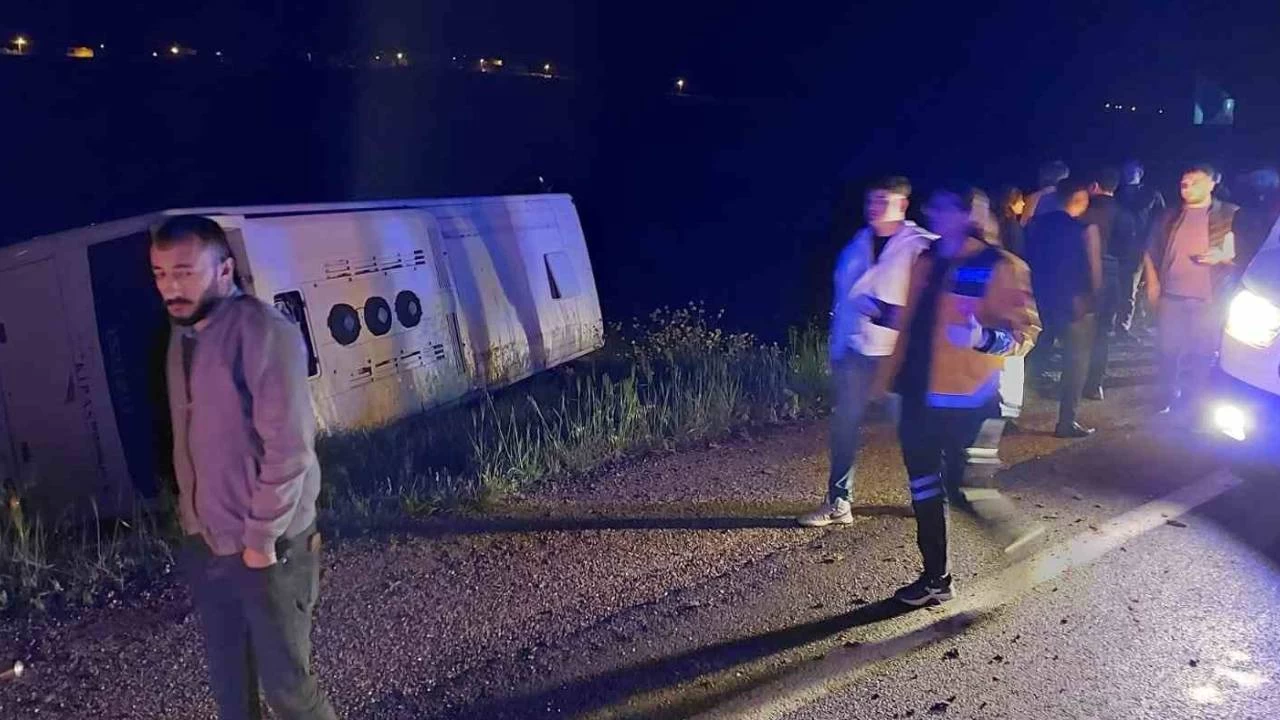 Kontrolden çıkan servis minibüsü yan yattı: 9 yaralı