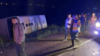 Kontrolden çıkan servis minibüsü yan yattı: 9 yaralı