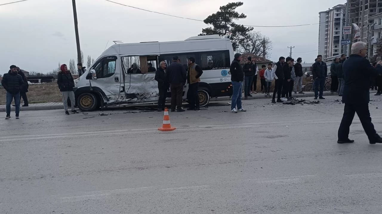 Konya'da ��renci servisi ile kamyonet �arp��t�: 11 yaral�