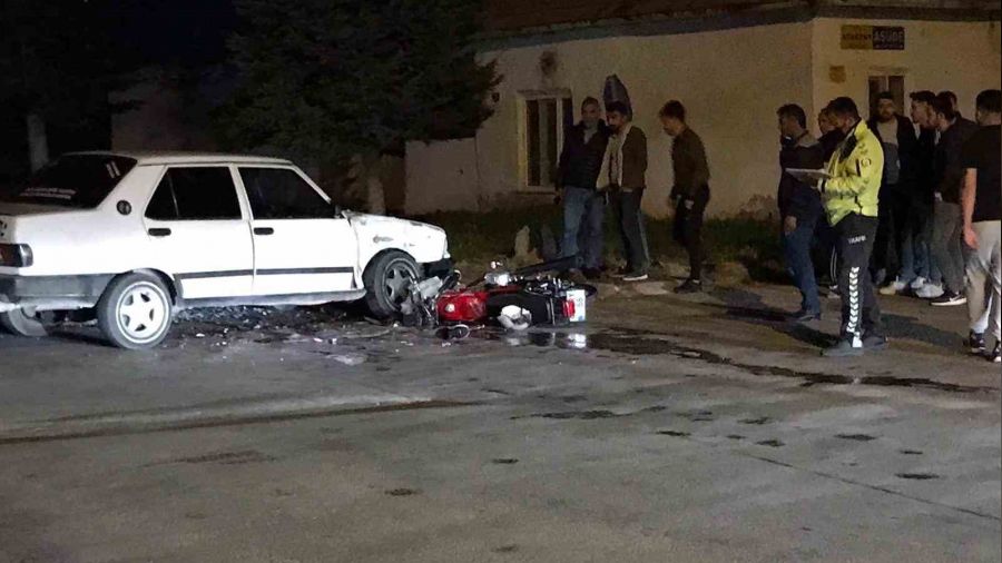 Konya'da otomobil ile motosiklet �arp��t�: 1 �l�, 3 yaral�