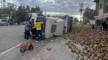 Konya'da tır devrildi, sürücüsü öldü