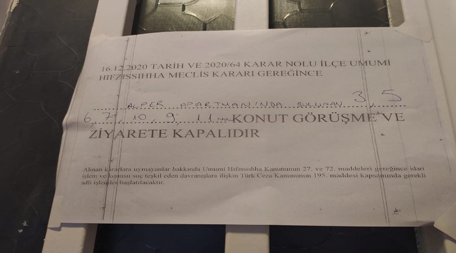 Korona virüs görülen apartmana bu not asıldı