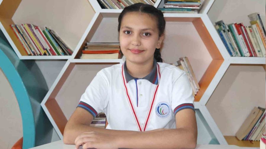Küçük kız 23 sayfa kitabı 20 dakikada okuyarak dünya şampiyonu oldu