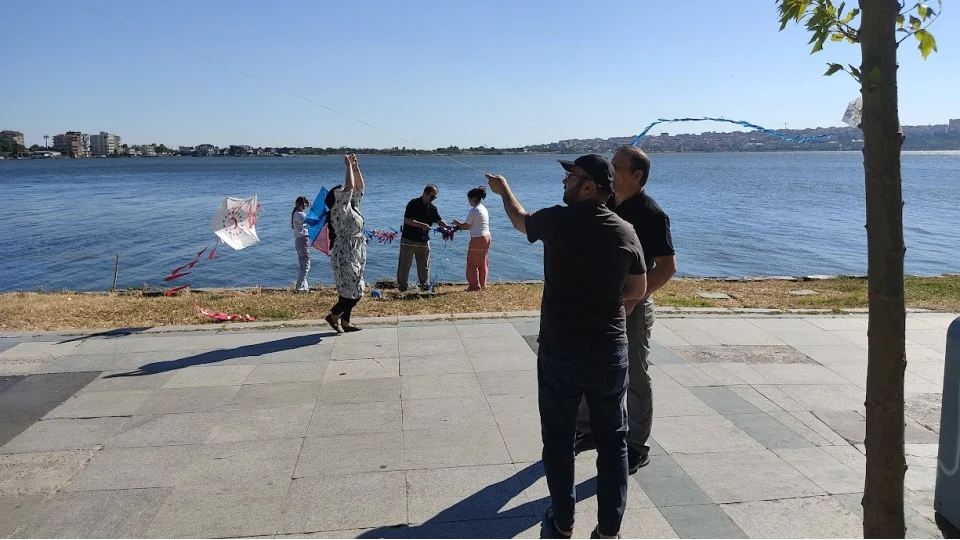 Küçükçekmece’de gökyüzü renklendi: BTP’den coşkulu uçurtma şenliği