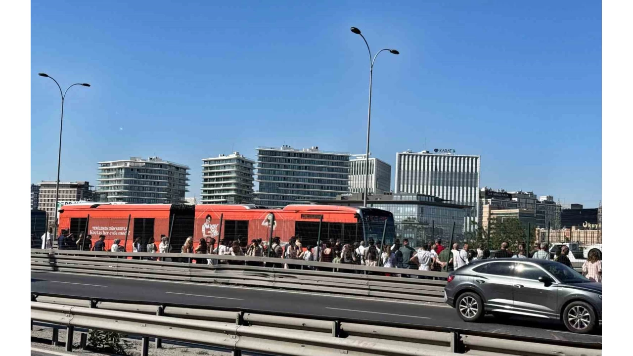 Küçükçekmece'de metrobüste yangın paniği