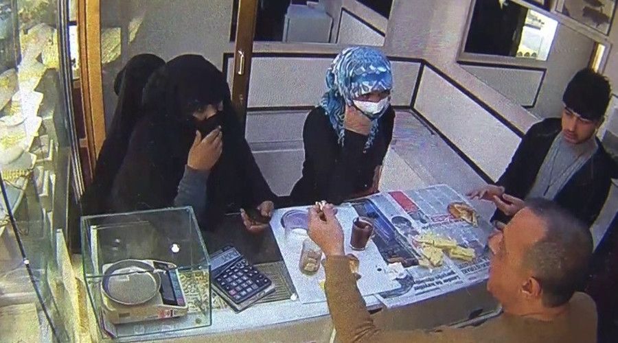 Küpe bozdurma bahanesiyle kuyumcuya girdiler, altın bileklikleri çaldılar