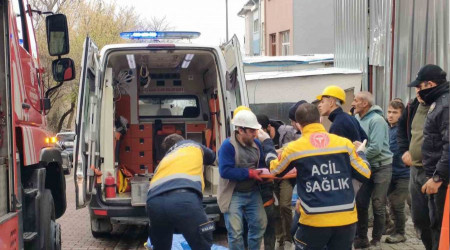 Kuyuya düşen inşaat işçisinin bacağı demire saplandı