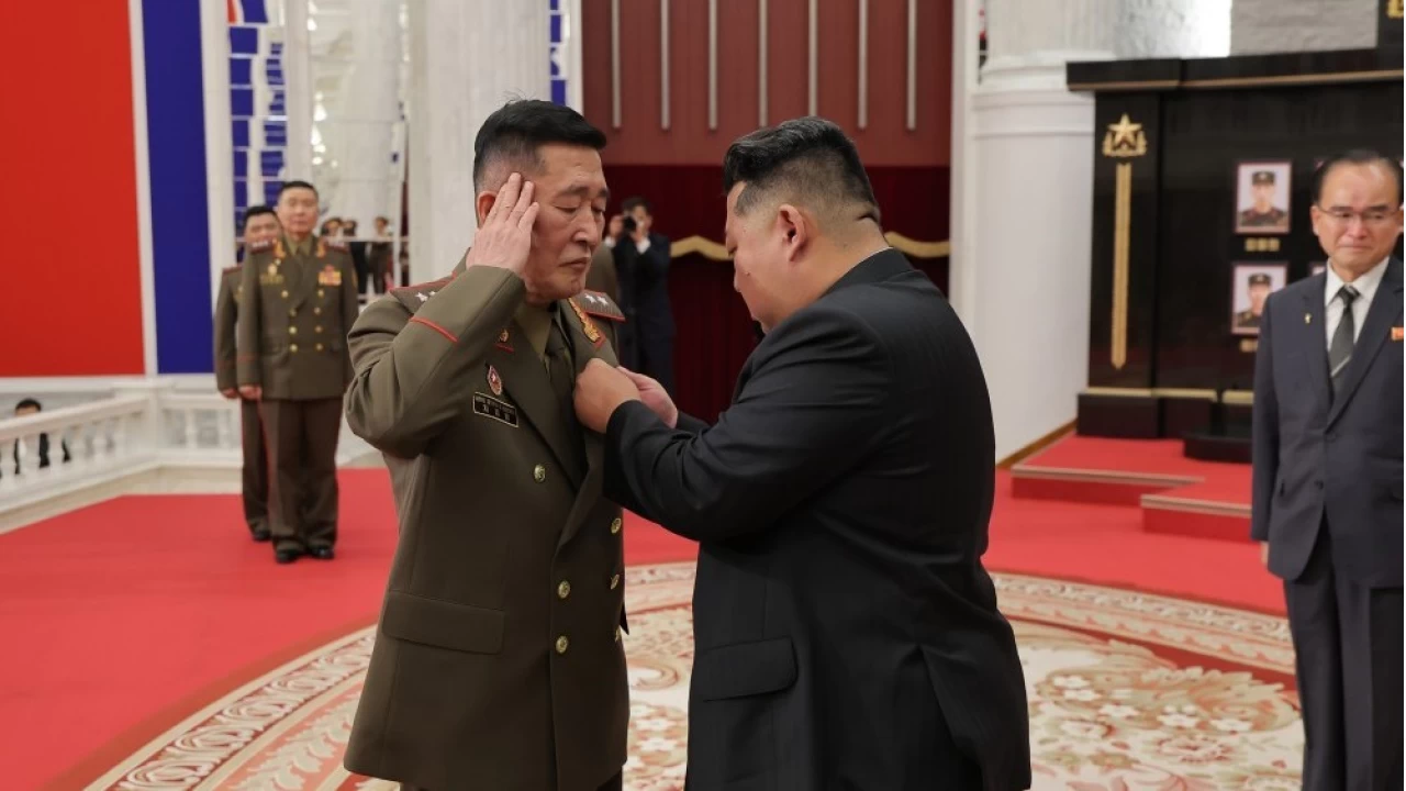 Kuzey Kore lideri Kim'den askerlere kahramanl�k ni�an�