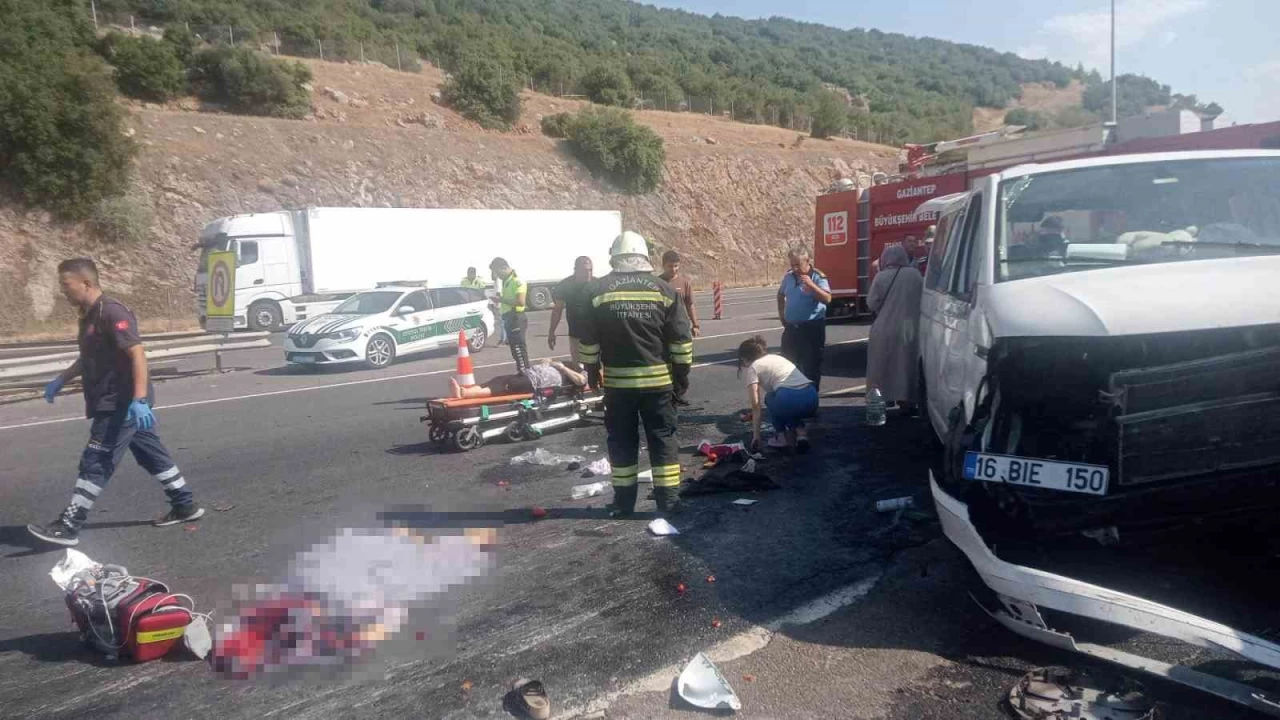Lastiği patlayan minibüs kaza yaptı: 1 ölü, 8 yaralı