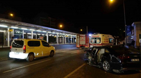 Lüks otomobil metro duvarına ok gibi saplandı