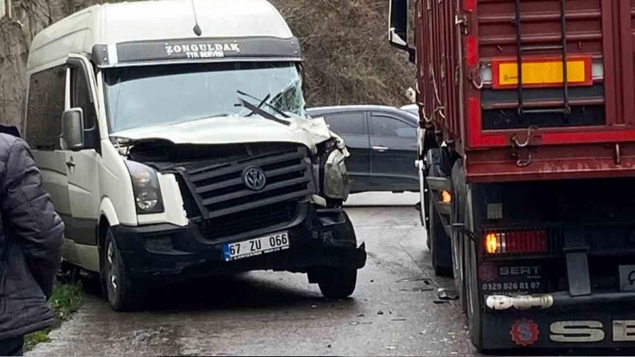 Maden işçilerini taşıyan minibüs tırla çarpıştı