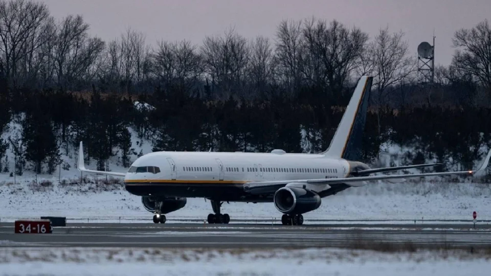 Maduro ve e�ini ta��yan u�ak New York'a indi