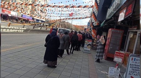 Mağaza kuyruğunda koronaya davetiye